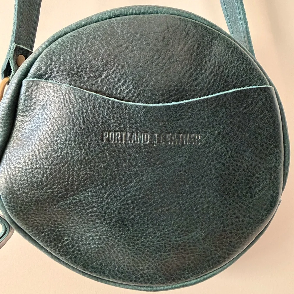 Portland Leather Lagoon/Teal Round Crossbody Bag NWOT - Picture 1 of 4